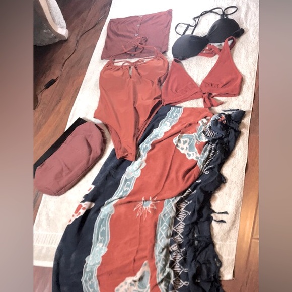 Beach 🏝 Bundle Abercrombie, American Eagle, Suede Top, Woden Handle Clutch… - Picture 2 of 13